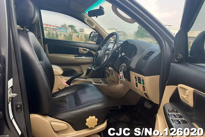 Toyota Hilux in Gray for Sale Image 10