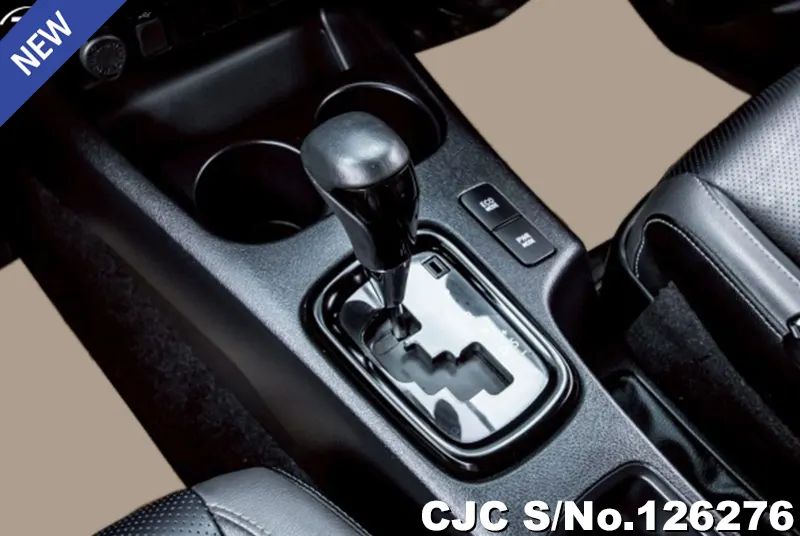 Toyota Hilux in White for Sale Image 11