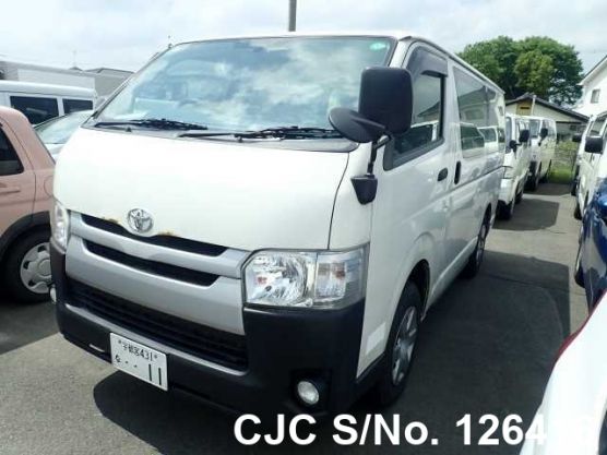 Toyota Hiace in White for Sale Image 0