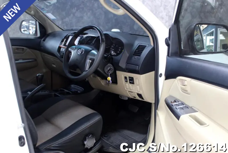 Toyota Hilux in White for Sale Image 8