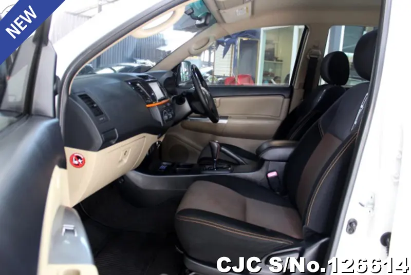 Toyota Hilux in White for Sale Image 9