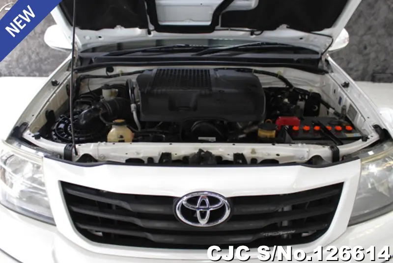 Toyota Hilux in White for Sale Image 14