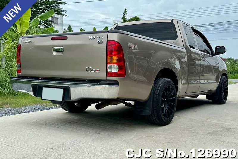 Toyota Hilux in Gold for Sale Image 2