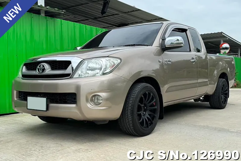 Toyota Hilux in Gold for Sale Image 3