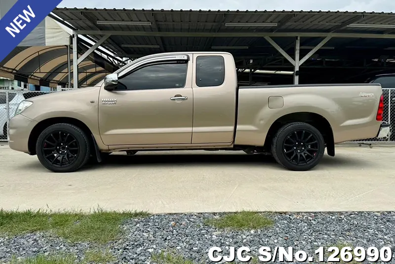 Toyota Hilux in Gold for Sale Image 6