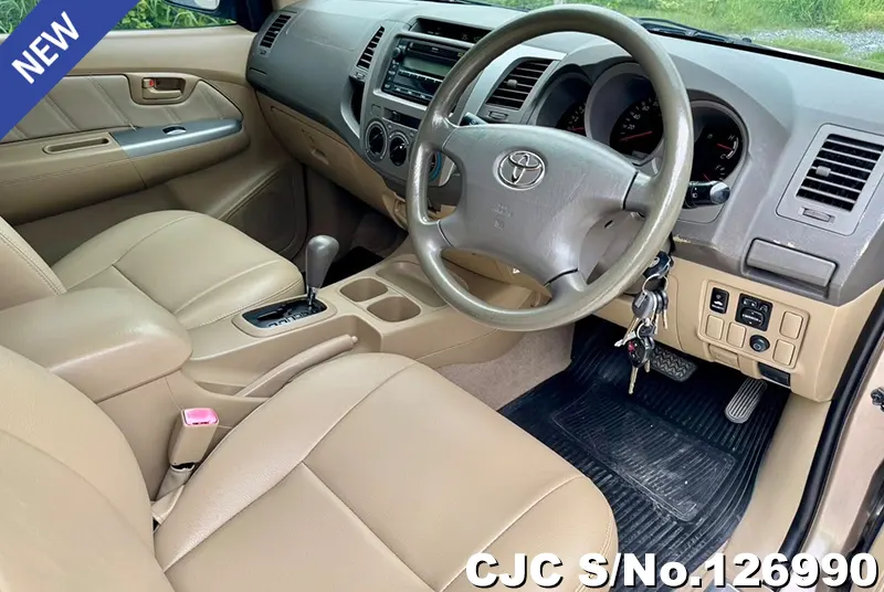 Toyota Hilux in Gold for Sale Image 9