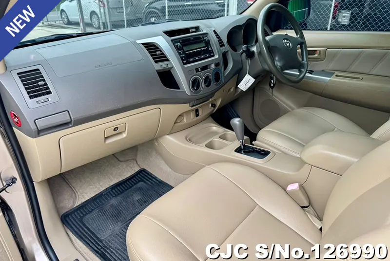 Toyota Hilux in Gold for Sale Image 10