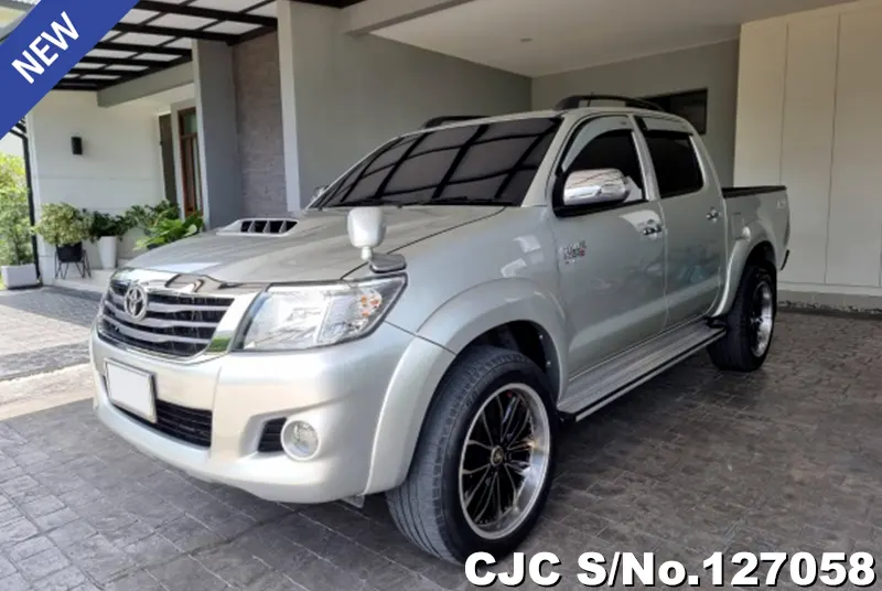 Toyota Hilux in Silver for Sale Image 3