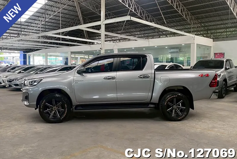 Toyota Hilux in Gray for Sale Image 5