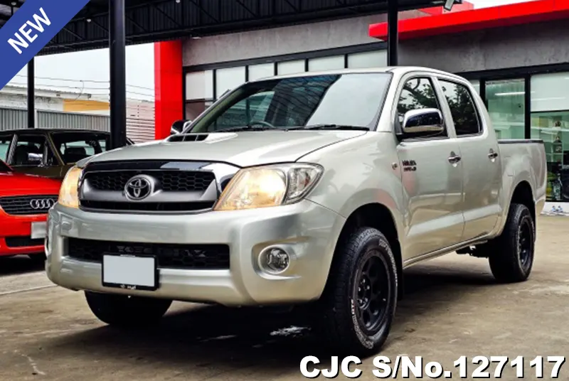 Toyota Hilux in Gold for Sale Image 3