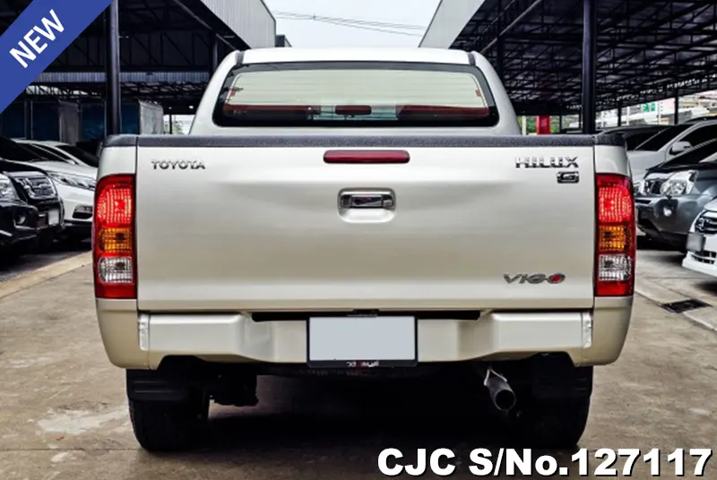 Toyota Hilux in Gold for Sale Image 5