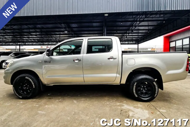 Toyota Hilux in Gold for Sale Image 6