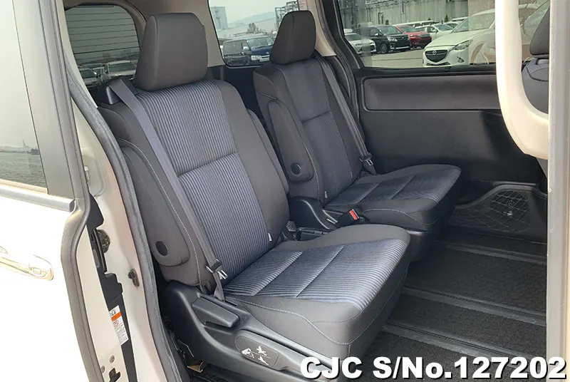 2016 Toyota / Voxy Stock No. 127202