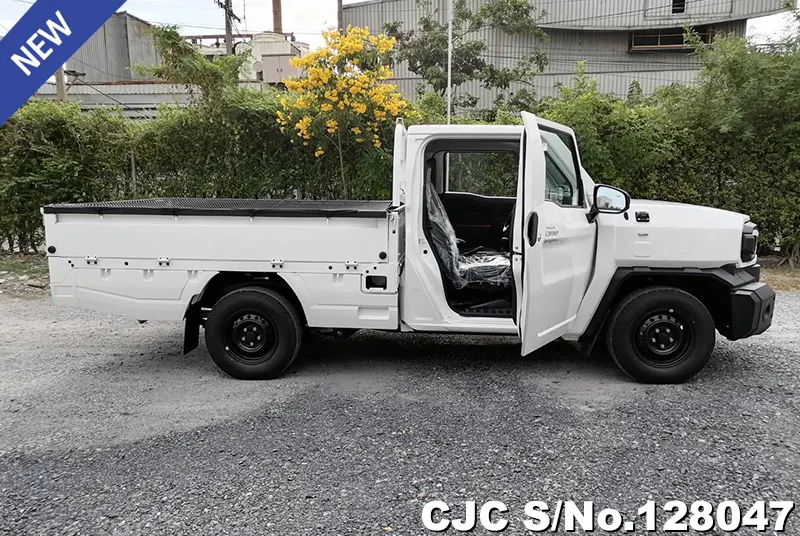 2025 Toyota / Hilux / Champ Stock No. 128047