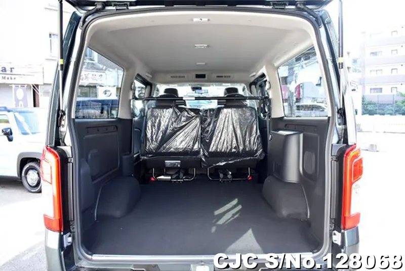 2025 Nissan / Caravan Stock No. 128068