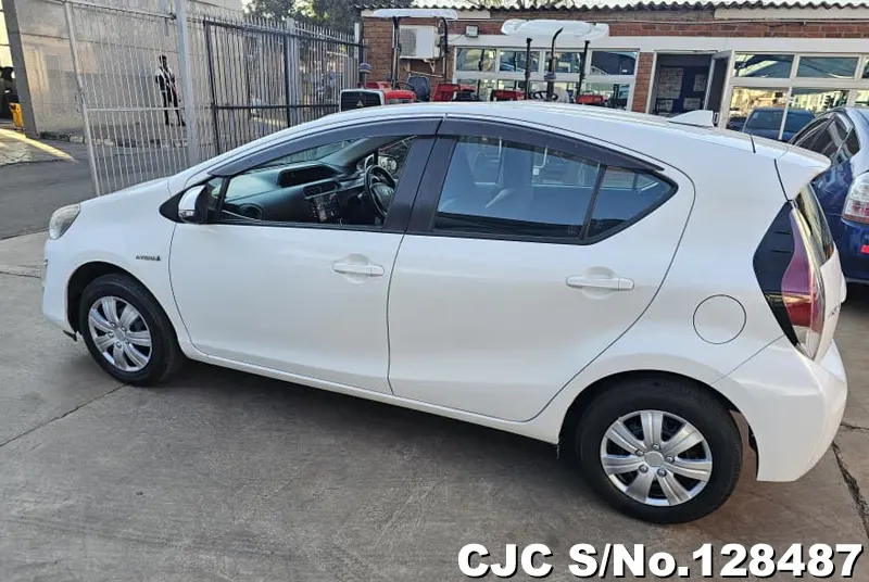 2015 Toyota / Aqua Stock No. 128487