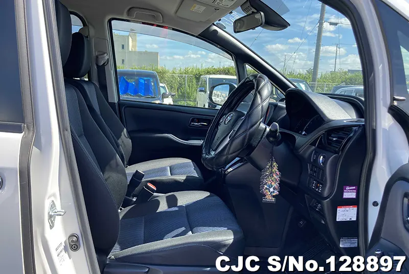 2017 Toyota / Voxy Stock No. 128897