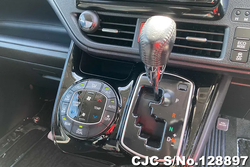 2017 Toyota / Voxy Stock No. 128897