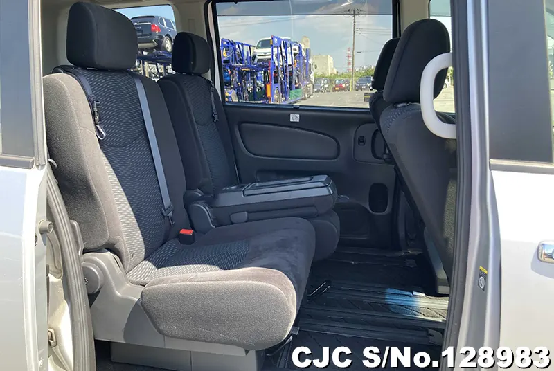 2015 Nissan / Serena Stock No. 128983