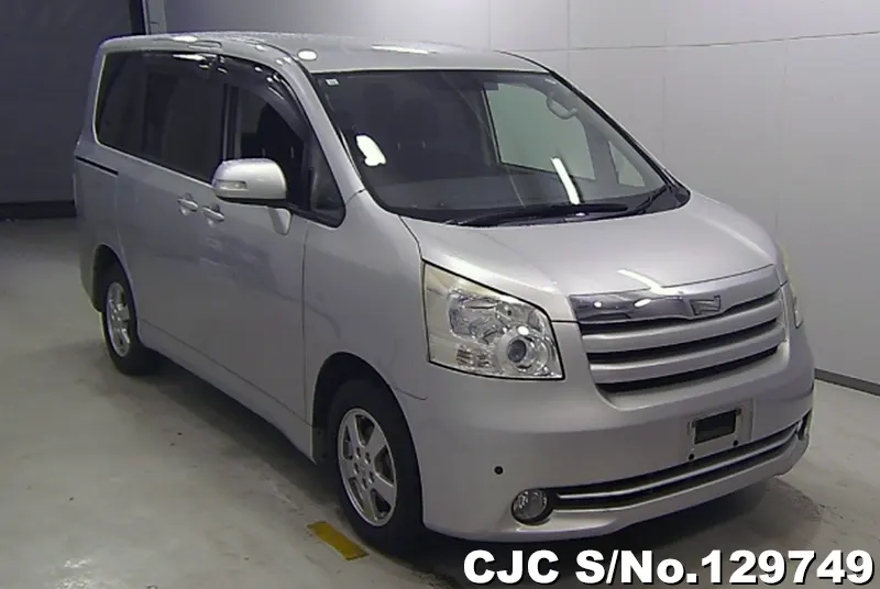 2008 Toyota / Noah ZRR70G