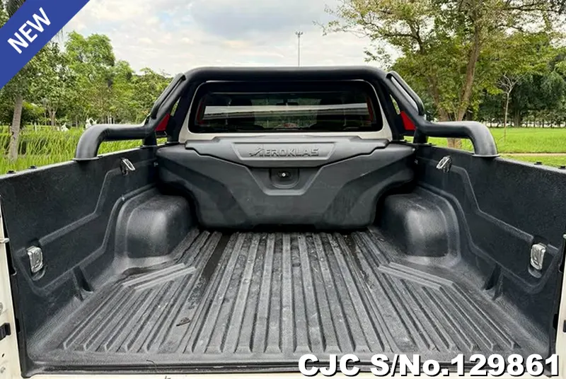 Toyota Hilux in White for Sale Image 14