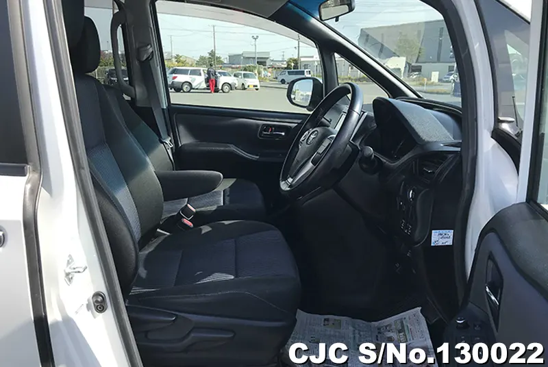 2015 Toyota / Voxy Stock No. 130022