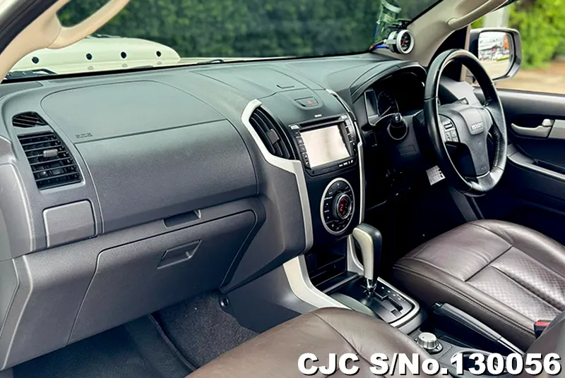 Isuzu D-Max in White for Sale Image 8