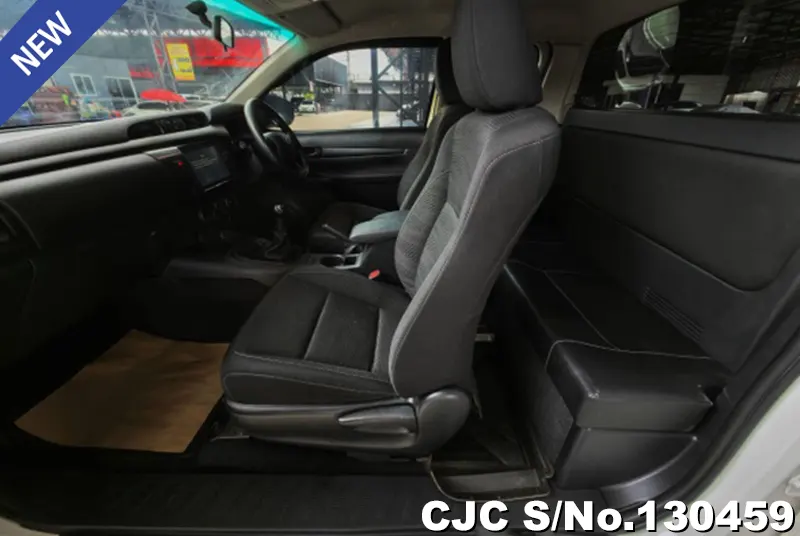 Toyota Hilux in White for Sale Image 9