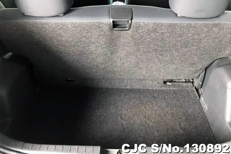 2005 Toyota / Vitz Stock No. 130892