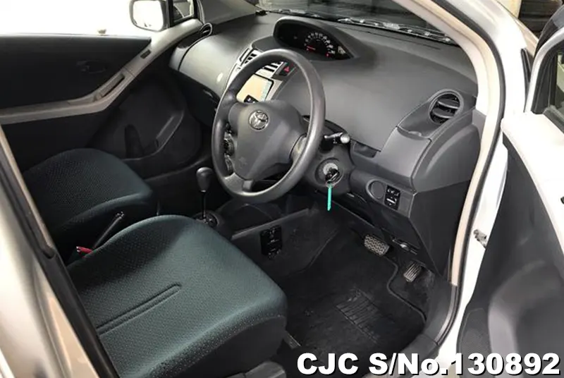 2005 Toyota / Vitz Stock No. 130892