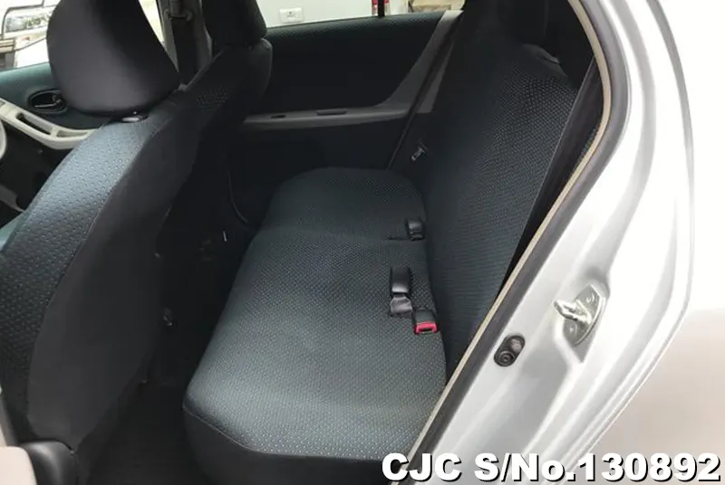 2005 Toyota / Vitz Stock No. 130892