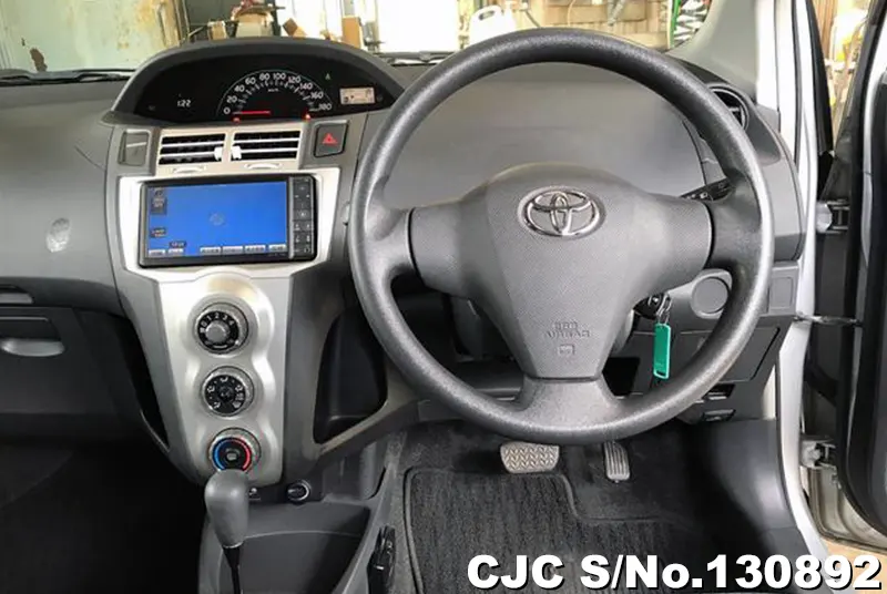 2005 Toyota / Vitz Stock No. 130892