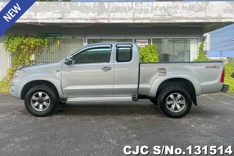 Toyota Hilux in Beige for Sale Image 3