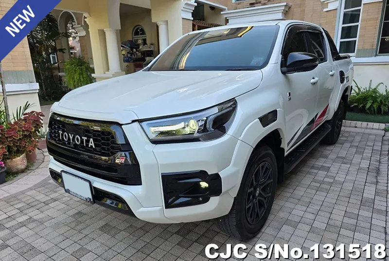 Toyota Hilux in White for Sale Image 3