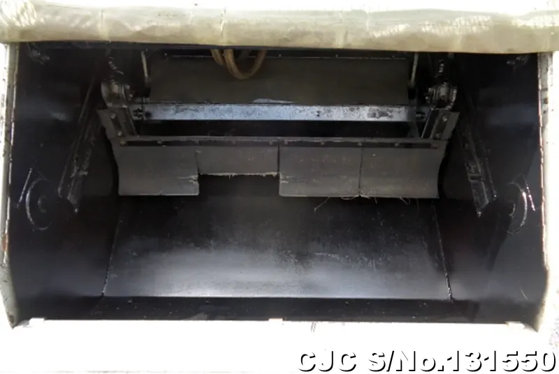 2004 Nissan / Condor Stock No. 131550