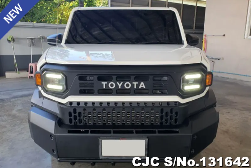 Toyota Hilux in White for Sale Image 4