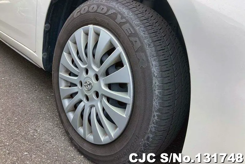 Toyota Allion in White for Sale Image 9