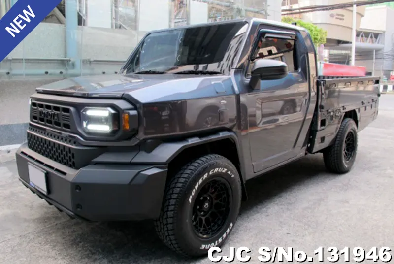 Toyota Hilux in Gray for Sale Image 3