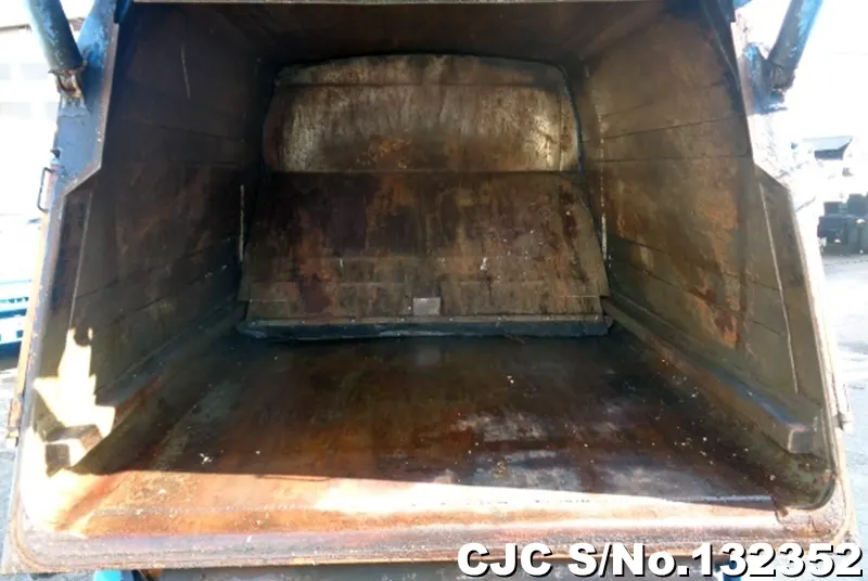 2004 Isuzu / Elf Stock No. 132352