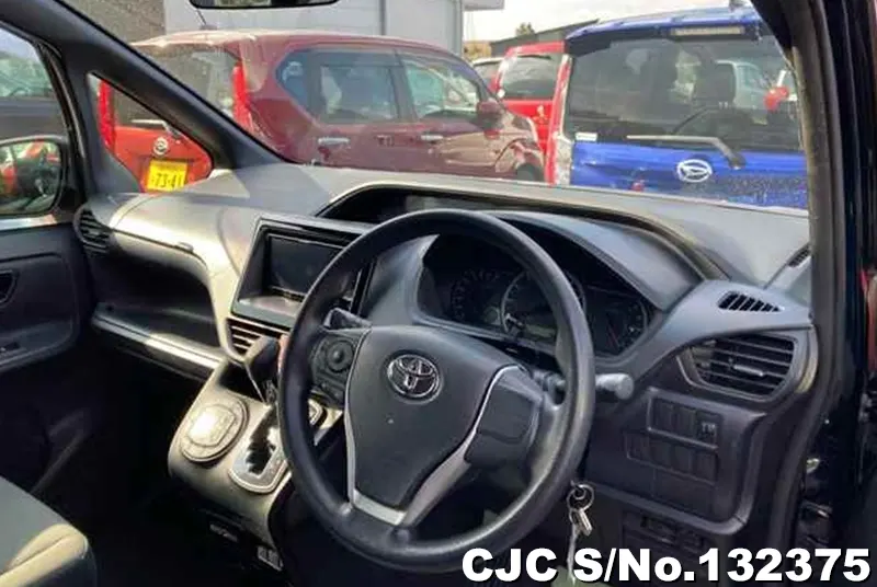 2017 Toyota / Voxy Stock No. 132375