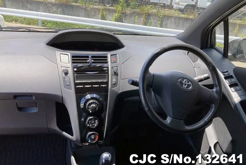 2006 Toyota / Vitz Stock No. 132641