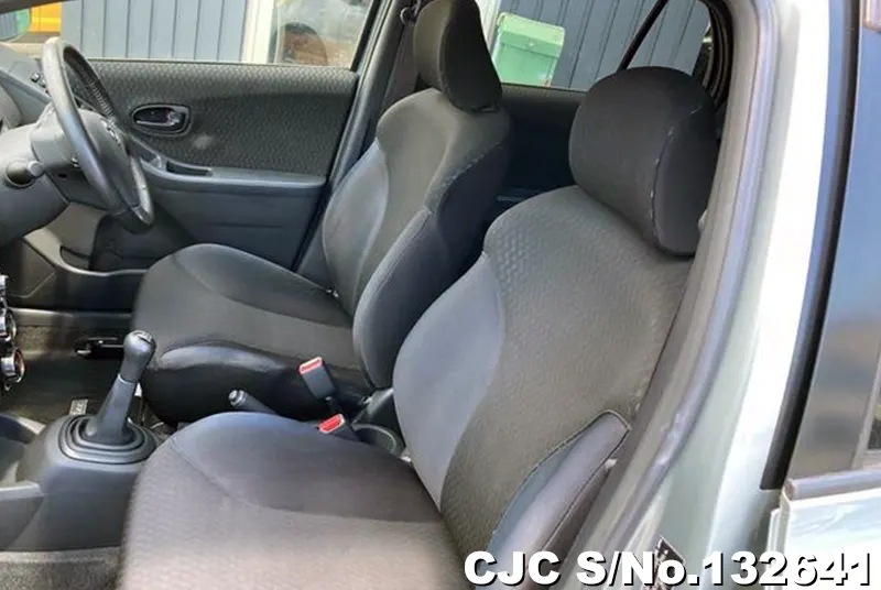 2006 Toyota / Vitz Stock No. 132641