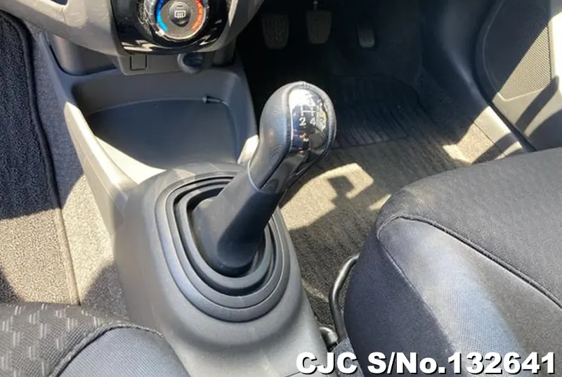 2006 Toyota / Vitz Stock No. 132641