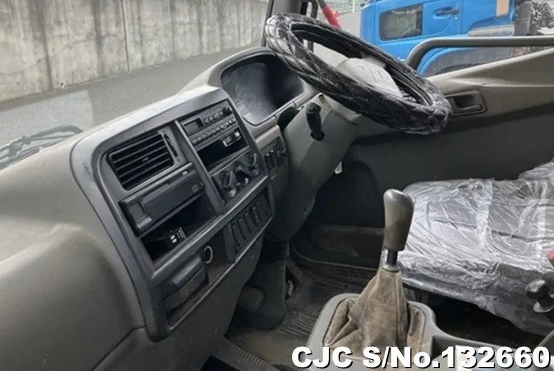 2005 Mitsubishi / Fuso Fighter Stock No. 132660