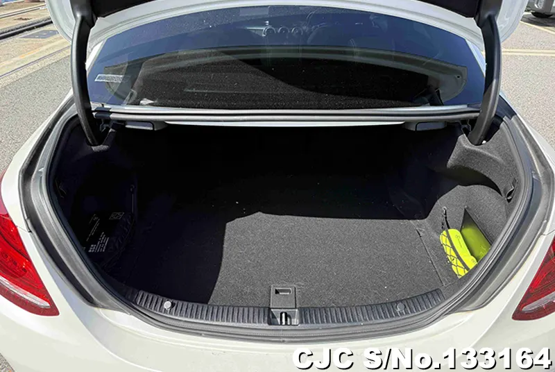 Mercedes Benz C Class in white for Sale Image 8