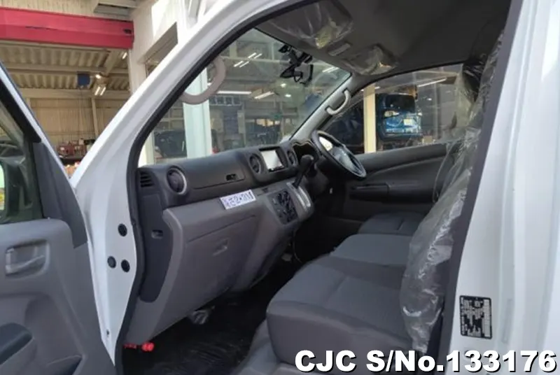 2017 Nissan / Caravan Stock No. 133176