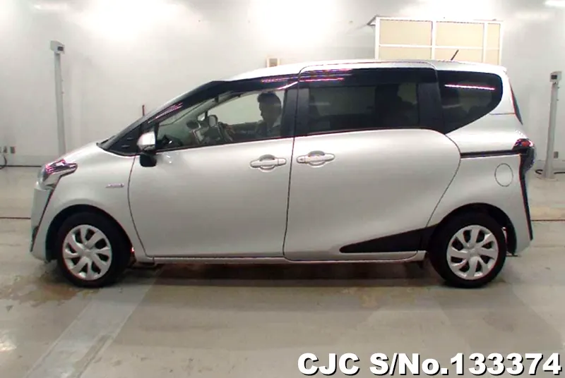 2017 Toyota / Sienta Stock No. 133374