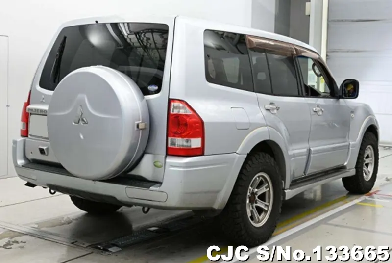Mitsubishi Pajero in Silver for Sale Image 2