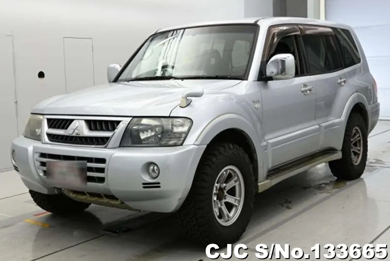 Mitsubishi Pajero in Silver for Sale Image 3