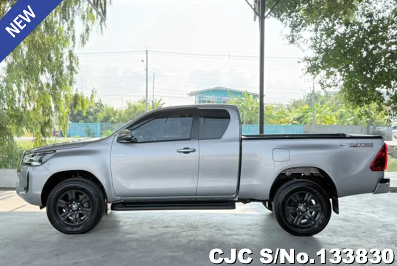 Toyota Hilux in Gray for Sale Image 5